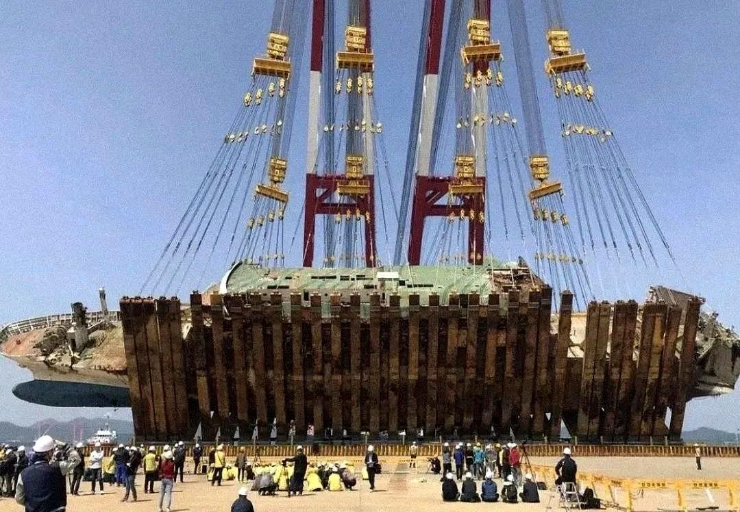 朝鲜军舰下水侧翻第10天，为什么朝鲜不叫中国过去帮忙扶正呢？其实原因很简单：这