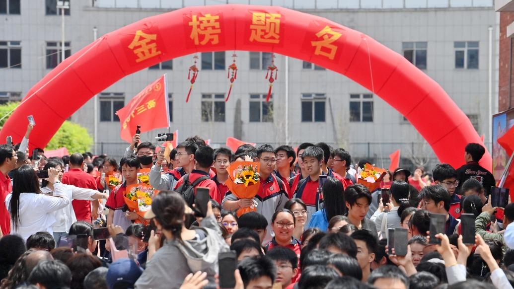 高考前最虚惊一场的温柔。6月5日，云南镇雄，陈女士在路上捡到一摞高考准考证。