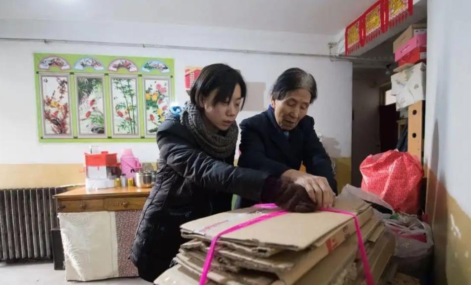 1994年，太原一名女婴因手臂残疾被抛弃，57岁拾荒妇人见其可怜，把她捡回家用