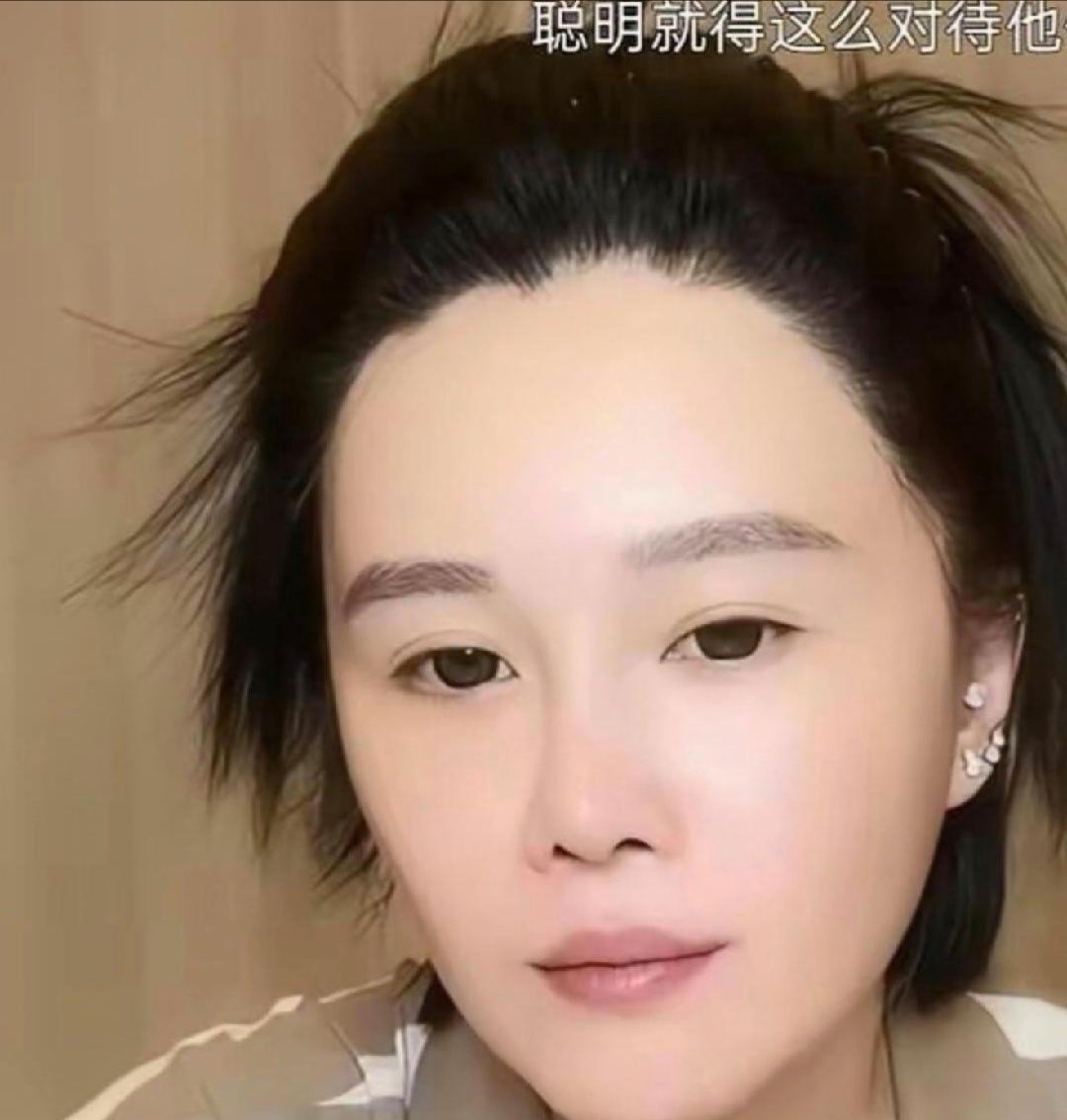 直播间里，有人放话要花2000万包养球球一年，还附赠海景房。球球没翻脸，笑眯眯接