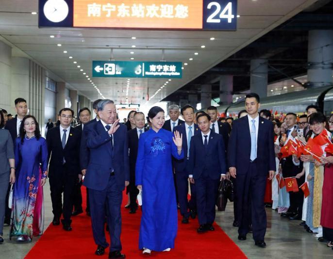 苏林访华回国，没坐专机。一路坐高铁南下，到广西换绿皮火车进越南。四天，高铁坐