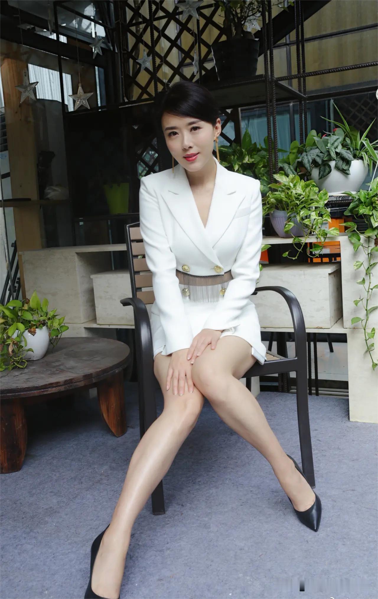 照片中的女演员五官周正，面容清秀，气质清纯，长相比景甜高，气质不输刘亦菲，怎么