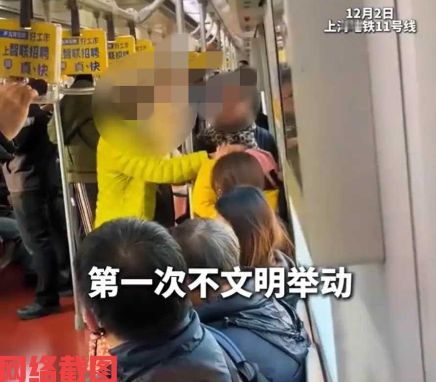 上海有大妈乘坐地铁自称自己是残疾人。这位大妈一进地铁车厢后，就走到爱心专座这