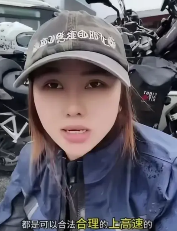 一美女骑摩托上浙江高速，被工作人员拦下，理由？摩托车禁止上高速！美女懵了：”摩