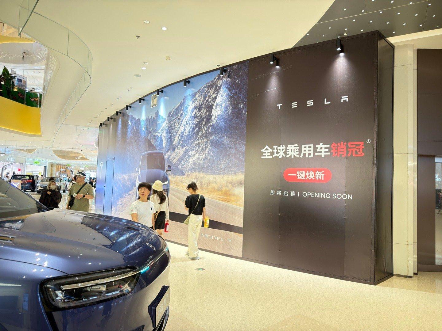 之前这儿是SONY专卖店，换成TESLA了。看来在这儿摆的临展应该卖的不错。​