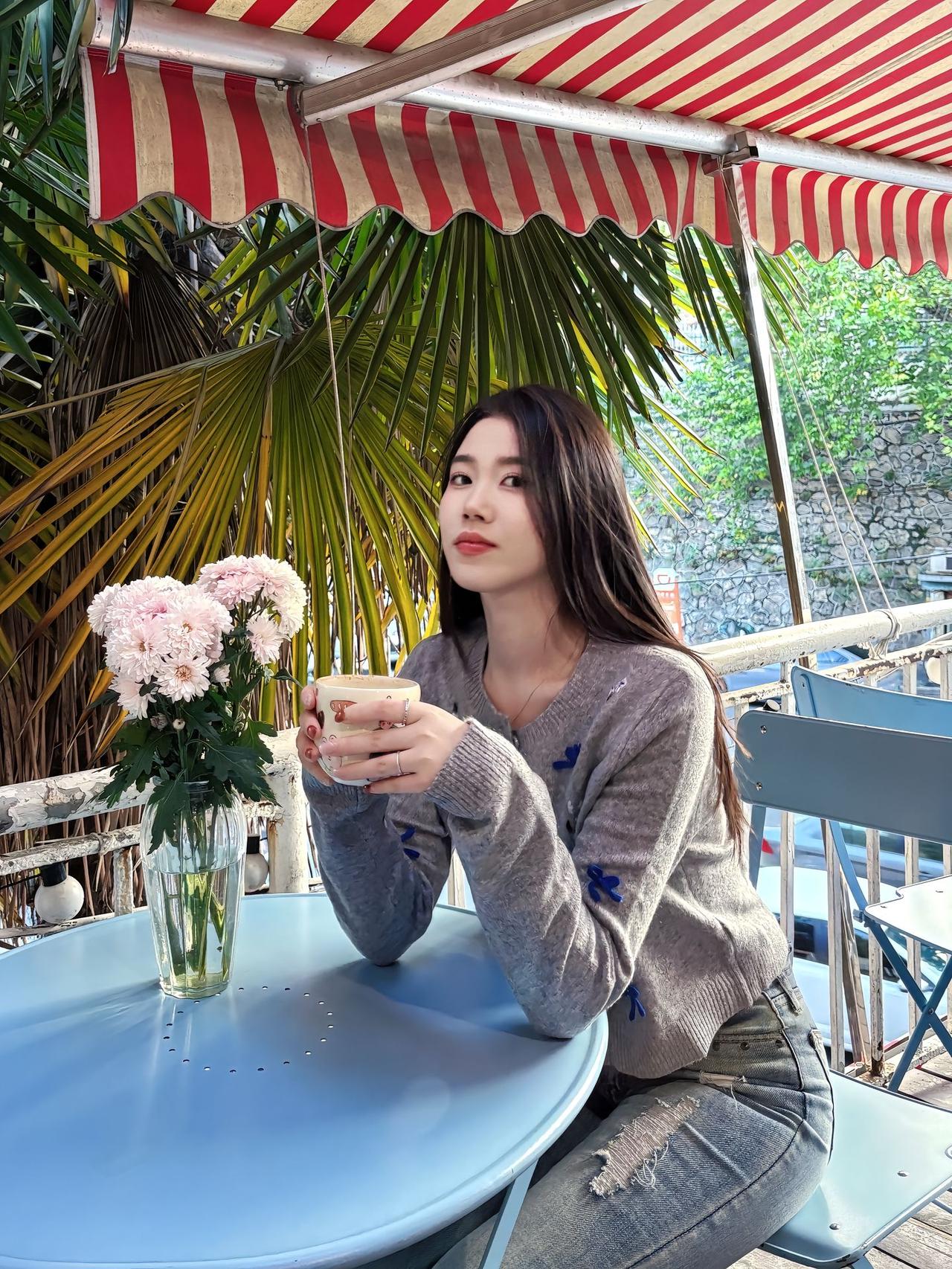 牛仔裤真是时尚界的常青树，不过想穿得好看，体型气质很关键。就说郑秀妍，她是“时尚