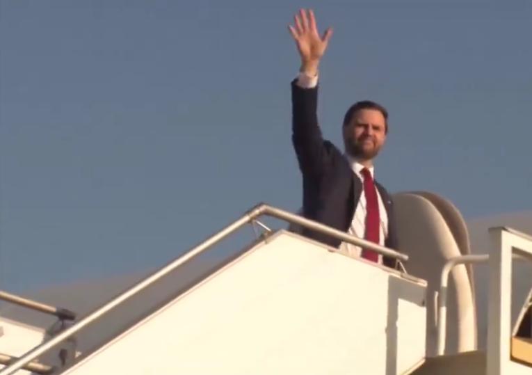 万斯启程返回美国，上飞机和送行人员挥手告别。4月12日，相信大家都知道了，美