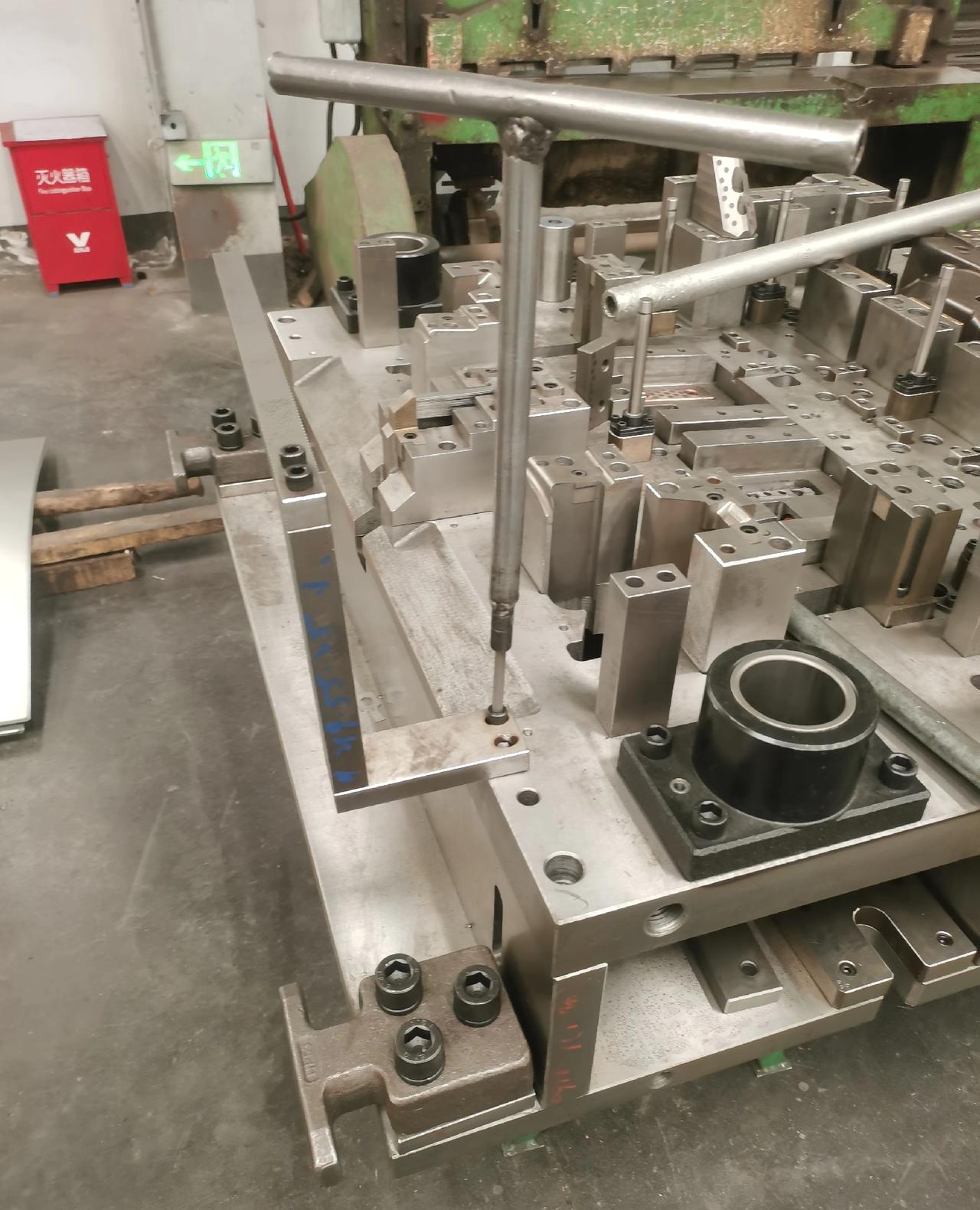 钳工组有一个干了6年的钳工，每月工资8000元左右，工作方面很认真及很少出差错，