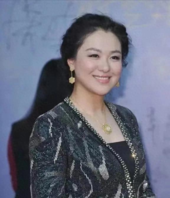 她是千年不遇的好骨相，贵气面相，年轻时倾国倾城，美得太犯规，令不少观众沉迷于其美