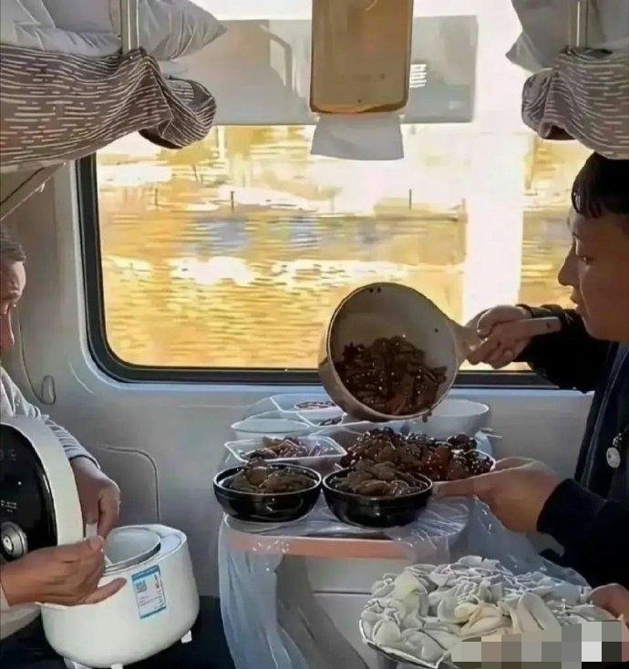 乘务员估计头都大了，这管还是不管好啊??​​​