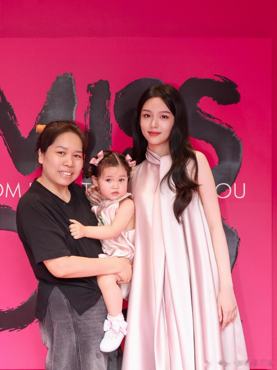 周也与韩安冉小女儿合照韩安冉小女儿与周也合照谁能拒绝温柔美女和软萌宝贝的组合，周