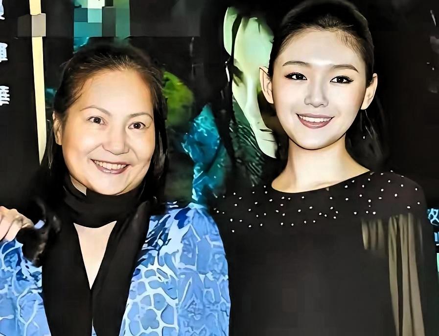 难以释怀，跨年夜的伤感与选择徐妈妈接受采访了，她哭了，因为今年跨年不一样了，没