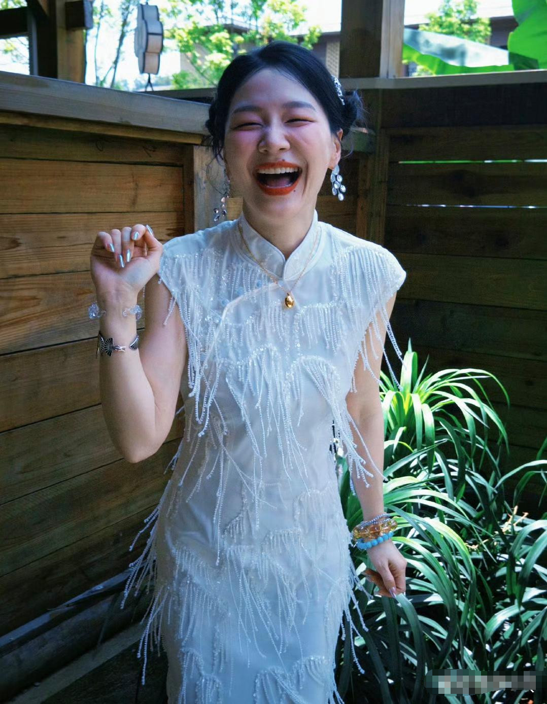 果然上海女人和旗袍适配度很高，以前真的没有get到金靖漂亮，但她穿流苏旗袍直接美