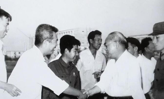 1960年，总参谋长罗瑞卿大将正在办公，秘书进门报告：“余部长来了，请您帮忙，空