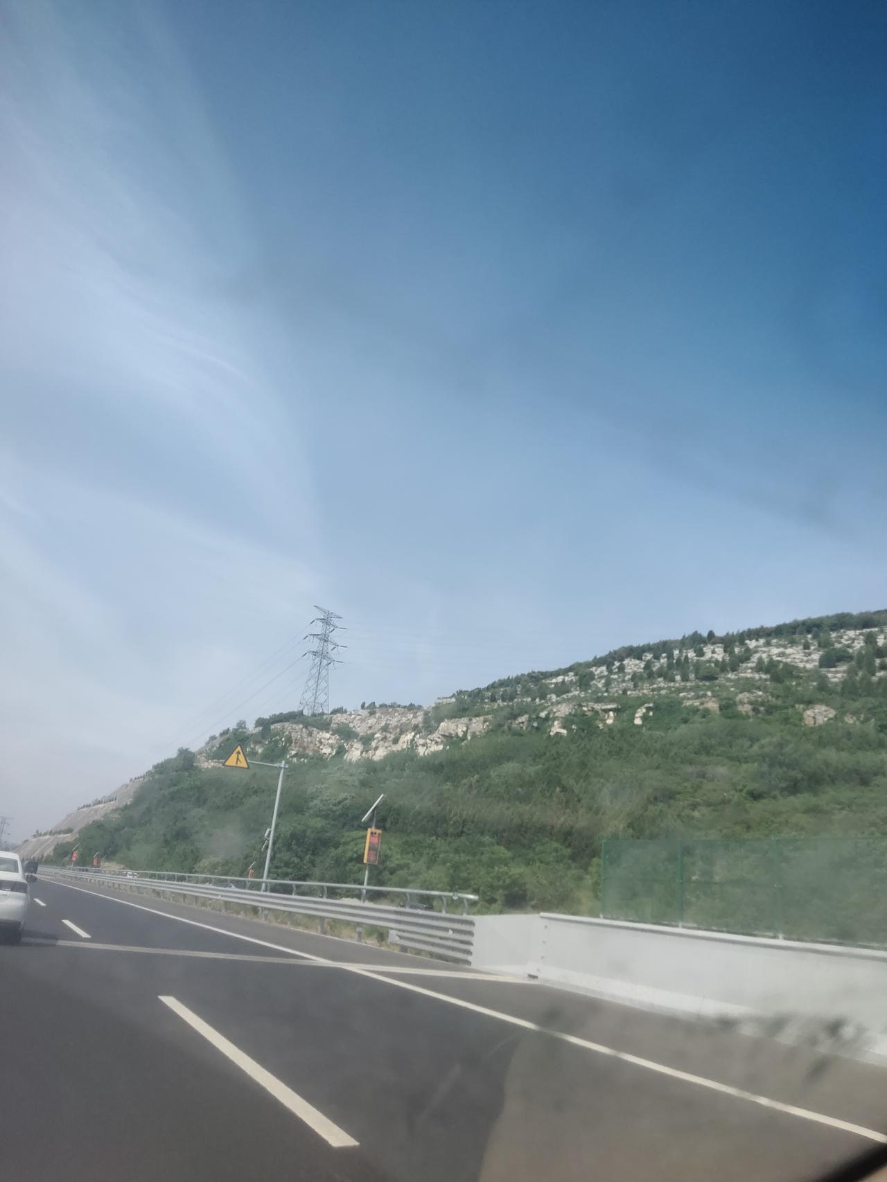 现在的旅游费用对普通家庭来说，那是真贵。住宿方面，稍微好点的酒店一晚都得大几百，