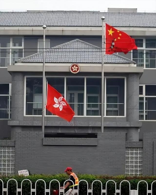 搞不明白，香港既不向中央纳税，又没有中央财政拨款，还不发地方债，钱到底从而哪里来