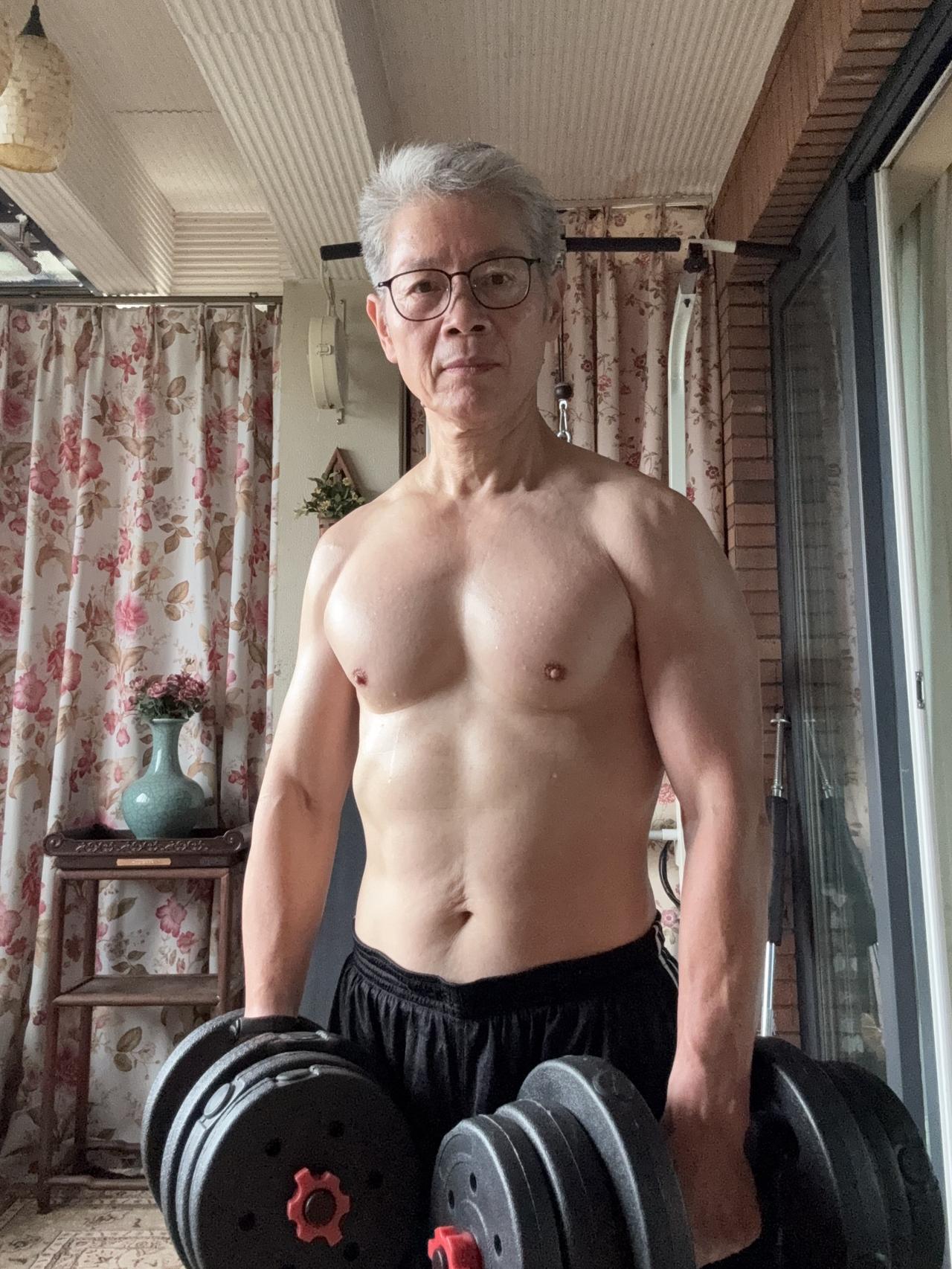 60岁后最扎心真相：人人都懂练肌肉好，为什么90%的中老年人宁愿散步跳广场舞，也