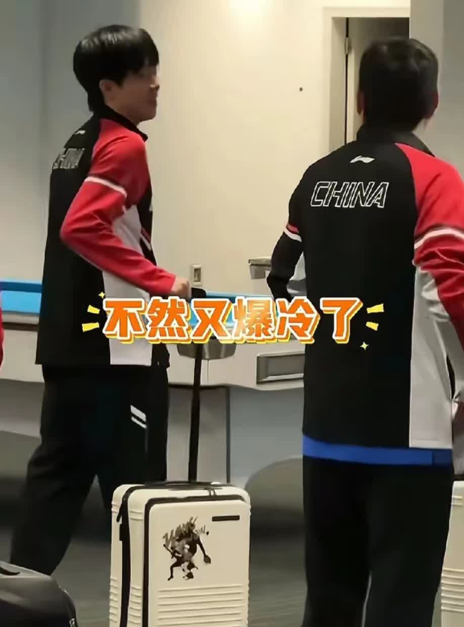 王楚钦面带笑容说道：“得亏是用副板打了世界杯，不然说不定又爆冷了。”他还半开