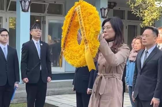 在蒋经国陵寝前，郑丽文教蒋万安怎么做人，示范如何坚定“中国人”立场！她今天再次公