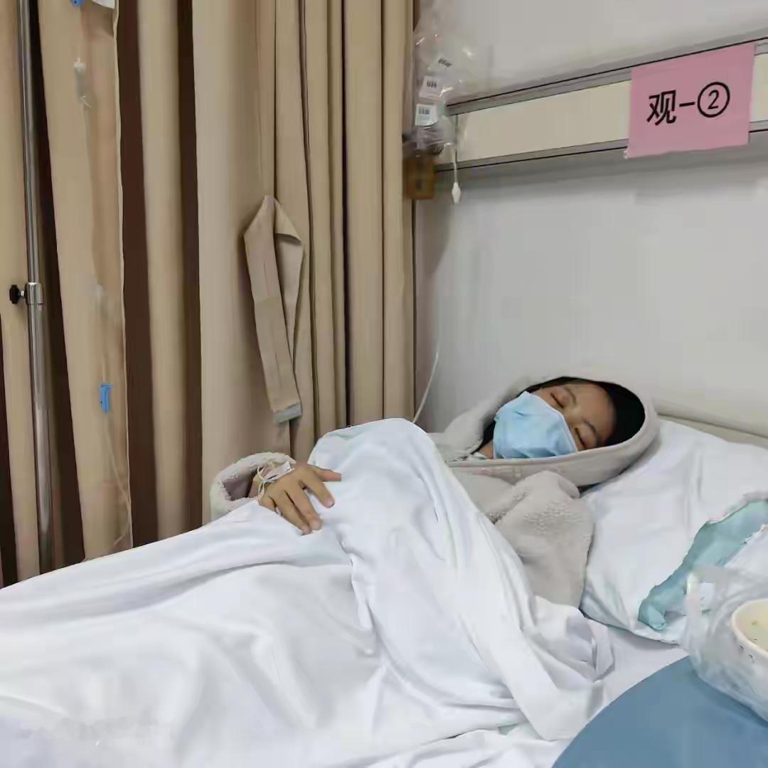 她没有料到，一场发烧头痛竟让自己完全丧失劳动能力，被推入无底深渊，而涉事的竟是两