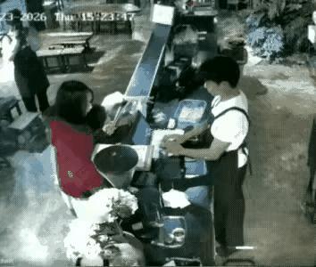 “真是手欠！！”女子带着女儿去店里吃饭，在点菜的时候，女孩伸手把台上的外卖打包盒