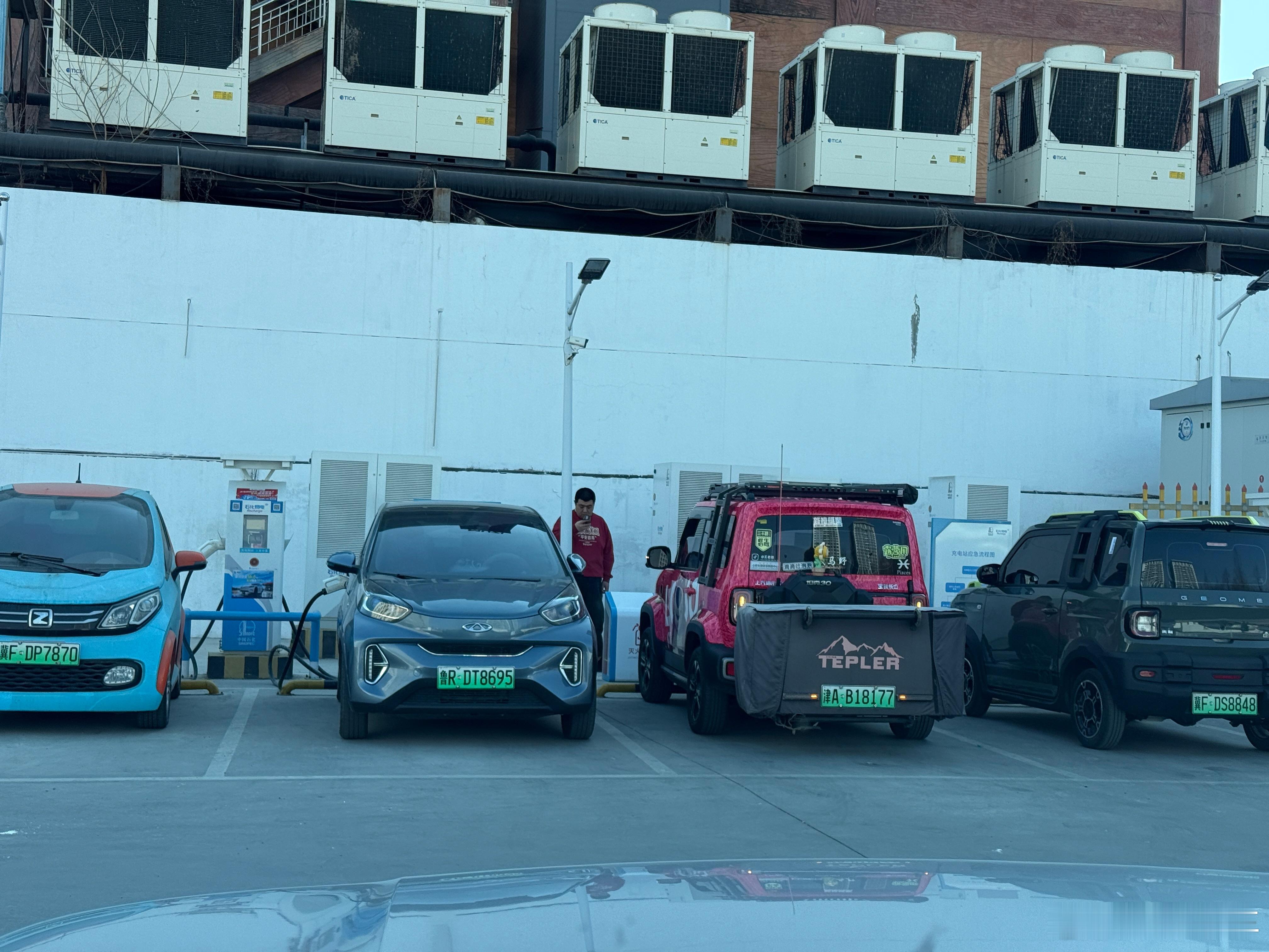 我一直都很想知道，这种小车跑高速能跑多快？飘不飘？坐在车里的人慌不慌？