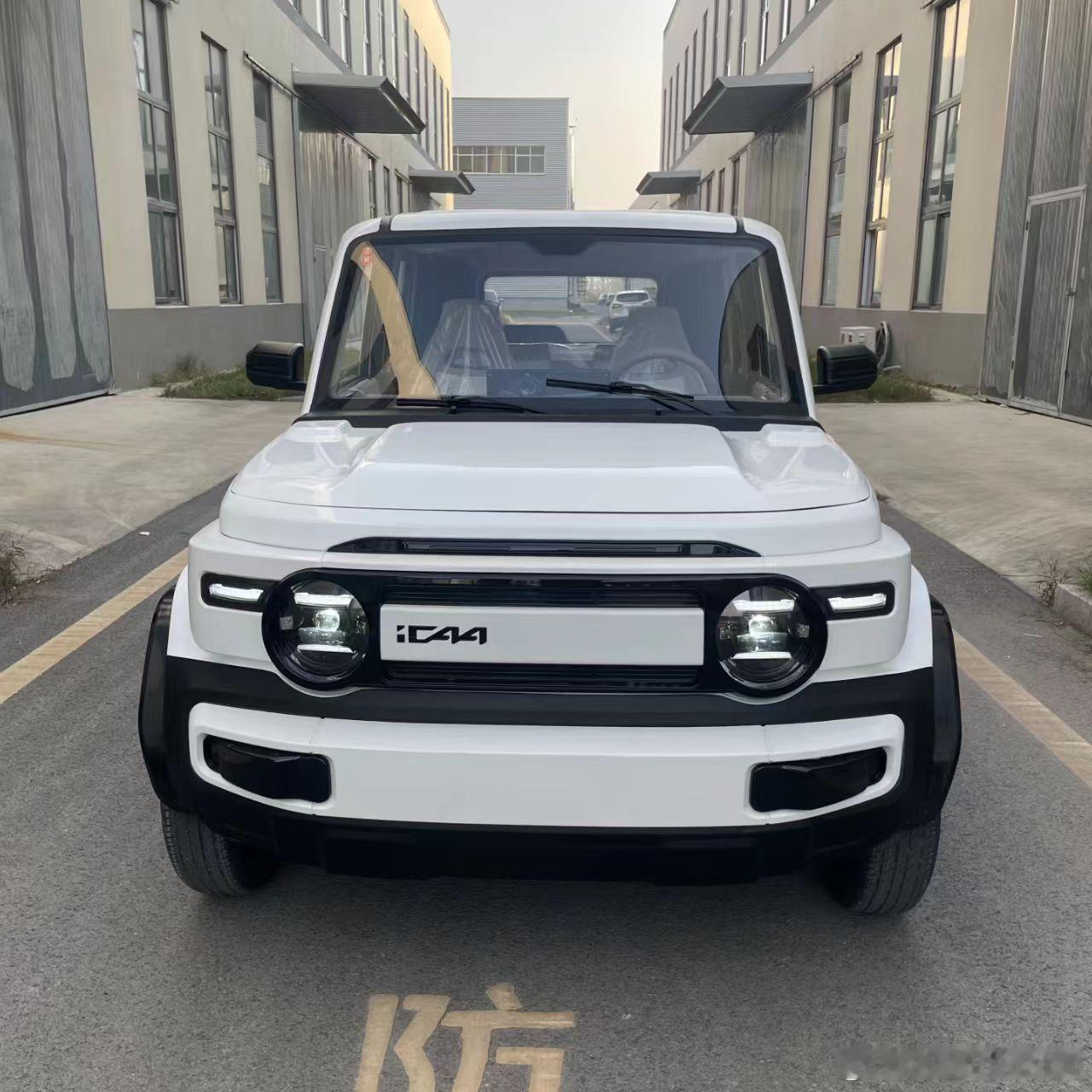 好家伙，这是老头乐？质感看起来不输汽车啊？他甚至第三排都有窗户！良心大大滴好