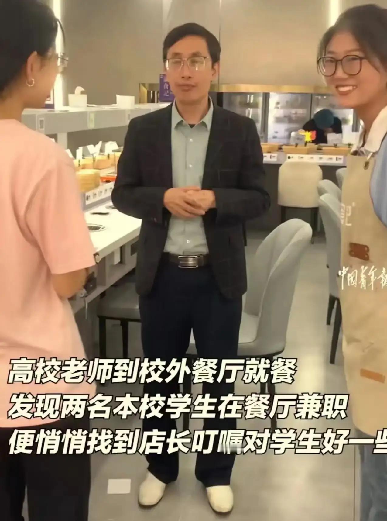 两个小姑娘上大学，家里条件都不算宽裕，父母供她们读书本来就紧巴巴的，俩人一商量，
