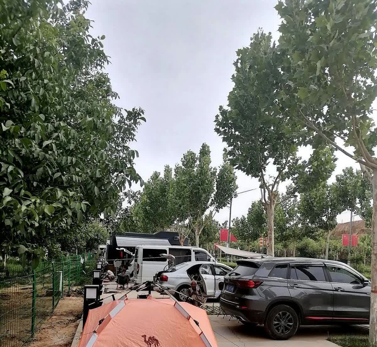有人说，那些开着房车的人，花几十万买一辆车都舍得，住宾馆下饭店咋就不舍得呢？