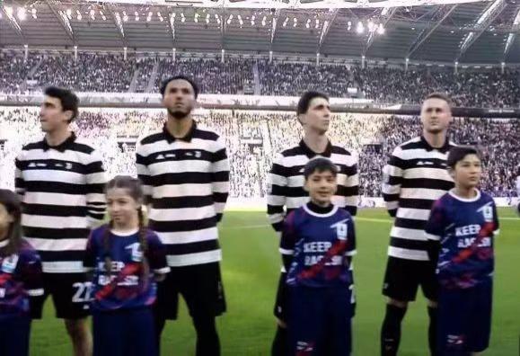 尤文图斯新球衣引发吐槽？本轮尤文图斯对阵科莫的比赛中。尤文图斯球员身穿新球衣出