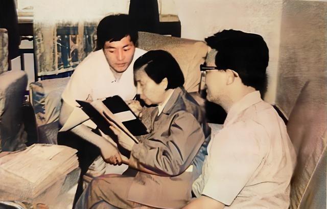 1987年6月30日，张闻天夫人刘英在中央档案馆鉴定长征途中会议记录。她曾是当时
