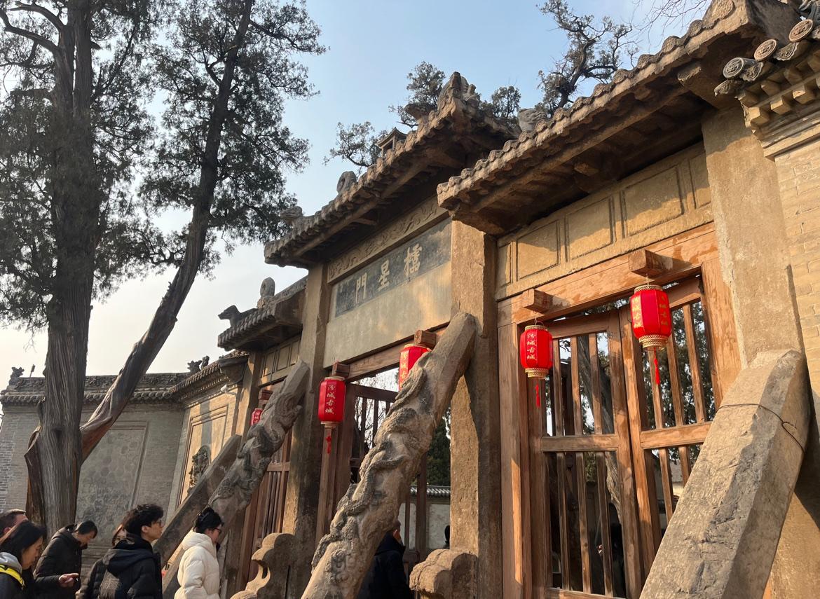 趴在县级文庙大门口晒太阳的猫咪，能在这个地方晒太阳，感觉应该是猫中的进士，或者起