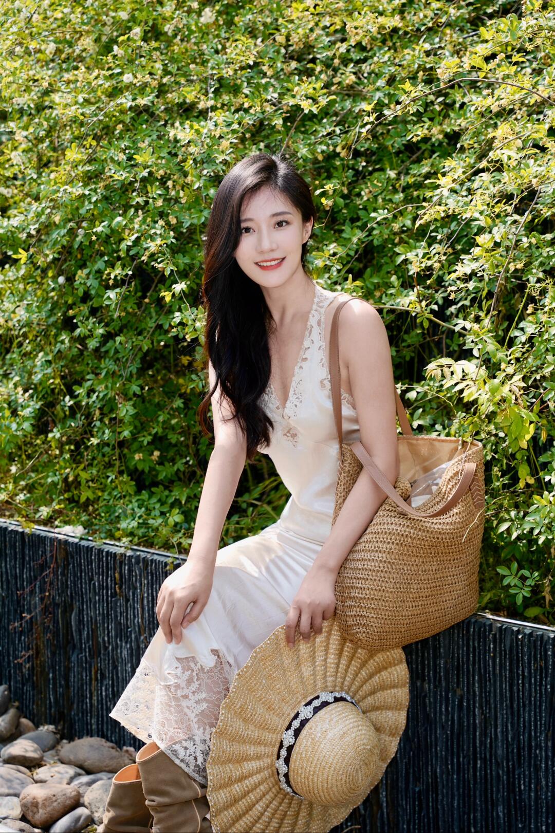 夏日OOTD | 草编包与蕾丝裙的浪漫碰撞