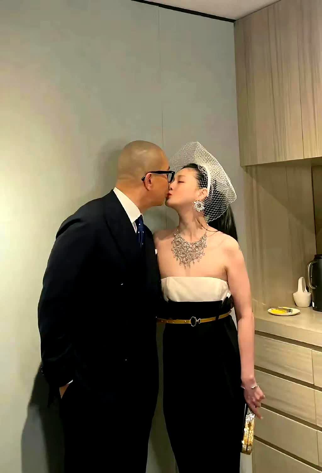 深夜墓园的第七夜凌晨三点十七分，葛斯奇的镜头第三次对焦失败。他狠狠抹
