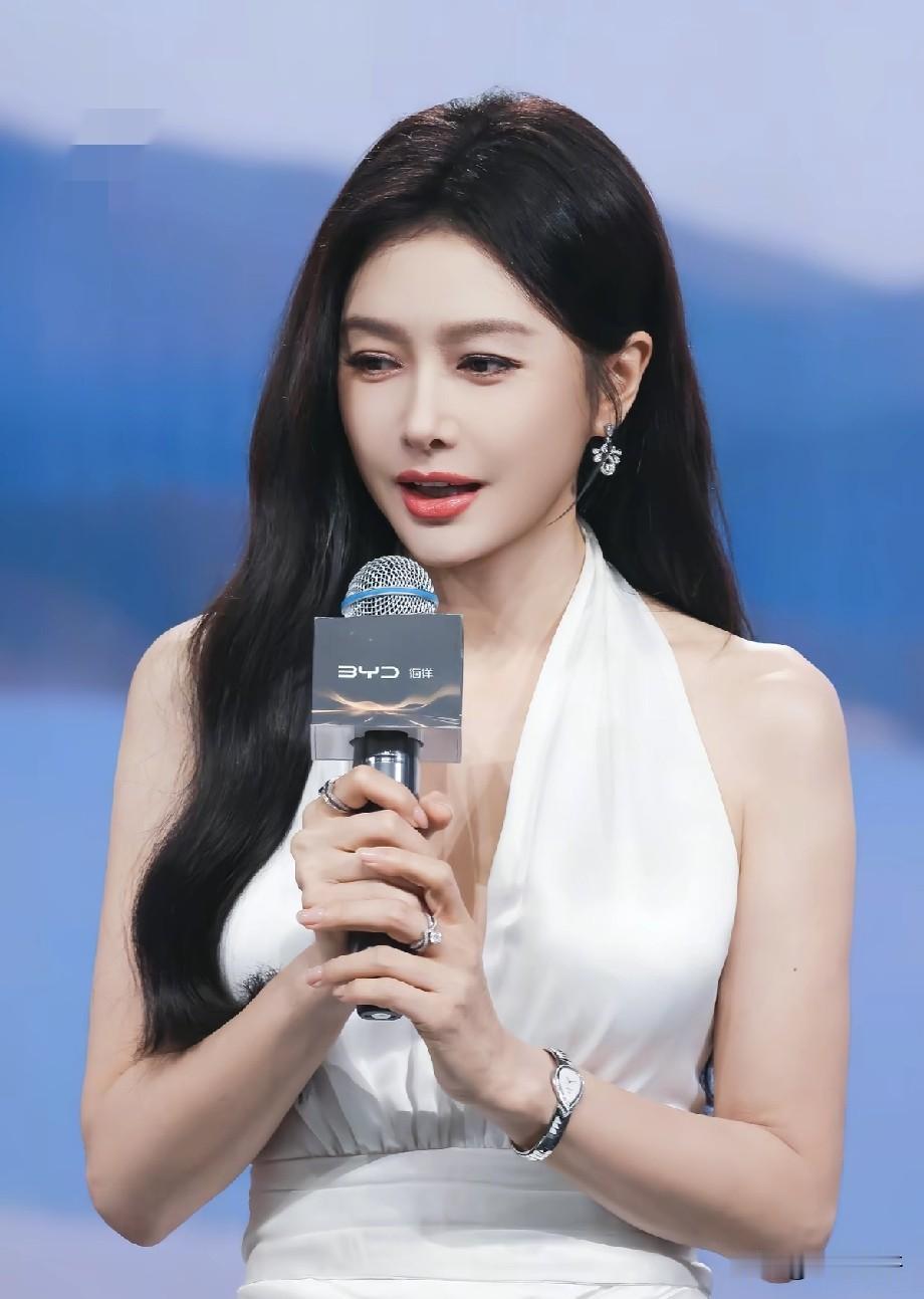 秦岚线下活动生图出圈！自带原生精致美感，就算锐化也难掩绝佳状态秦岚出席品牌