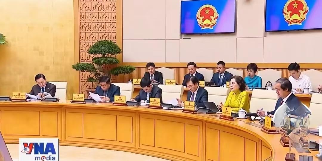 司空见惯！越南的政治生活并没有那么严肃一般在我们这里，开个小会都必须把手机上