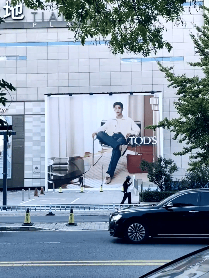 TODS太原新店开业，代言人肖战的大地广已经安排上了帅哥做门面，太有吸