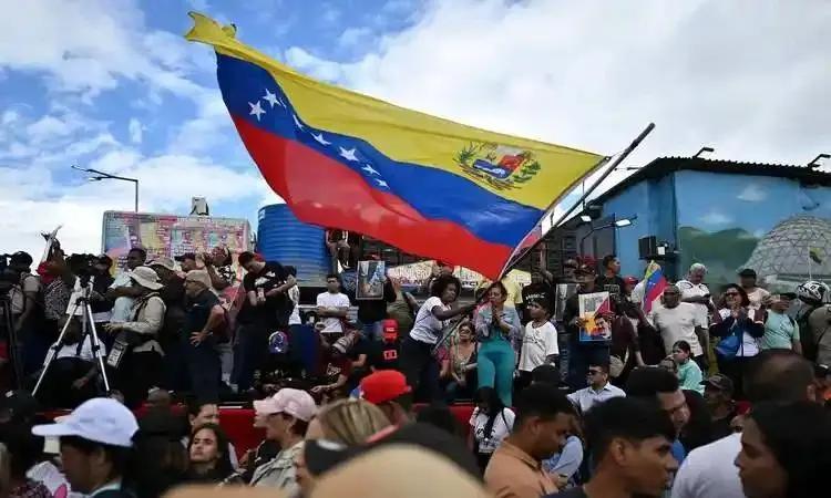 数万委内瑞拉人走上街头，罢工罢市抗议低廉的工资和飙升的物价，愤怒的人群在马杜罗被