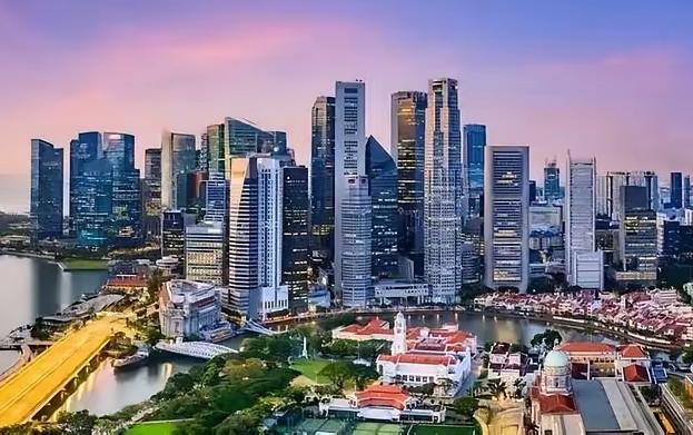 短短五年，香港和新加坡的经济差距被拉开了一大截。2019年香港GDP3660亿美