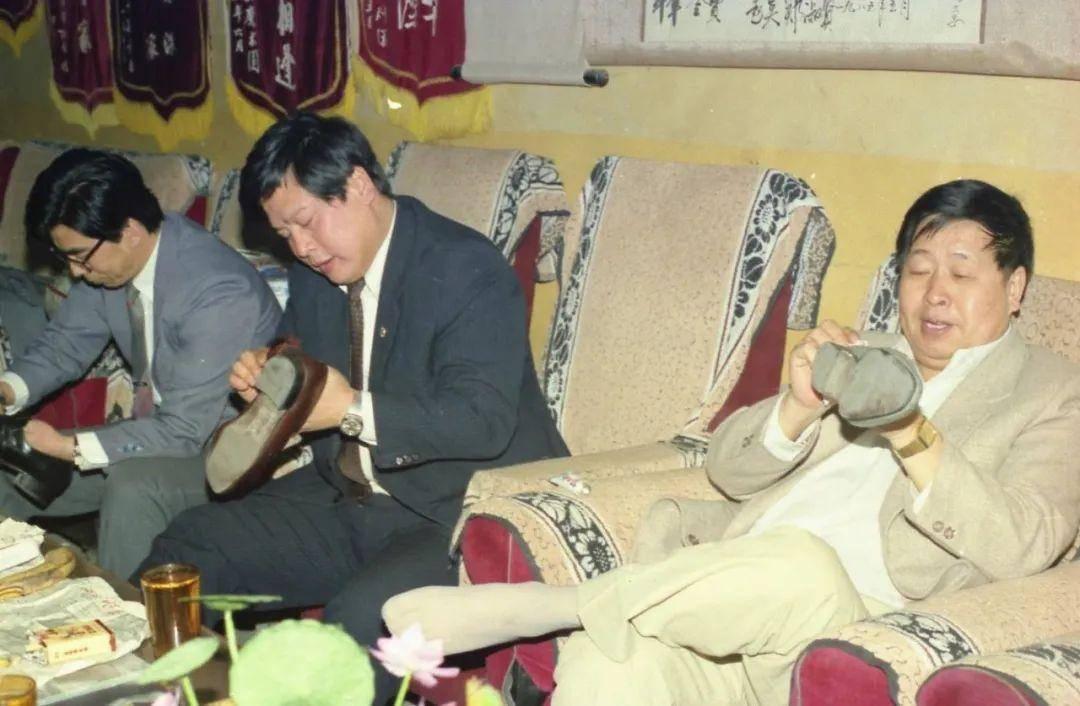 这张合照，一看就是候场的间隙，三位相声演员各自拿起自己的皮鞋进行擦拭。穿着浅色西