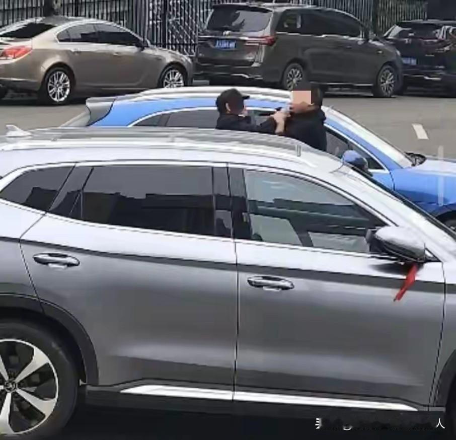 这算不算是一种病？四川资阳一20多岁的男子家境富裕，平常开一辆保时捷SUV.