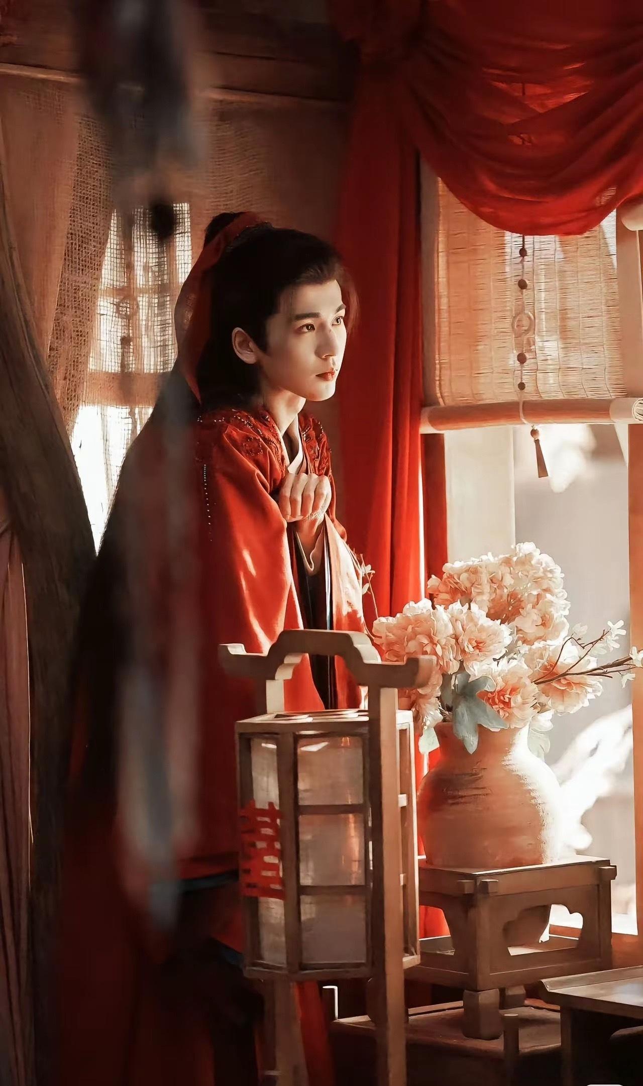 不知道白鹿后不后悔，现在正火的剧《逐玉》，原本定的女主角是她而不是田曦薇。据说白