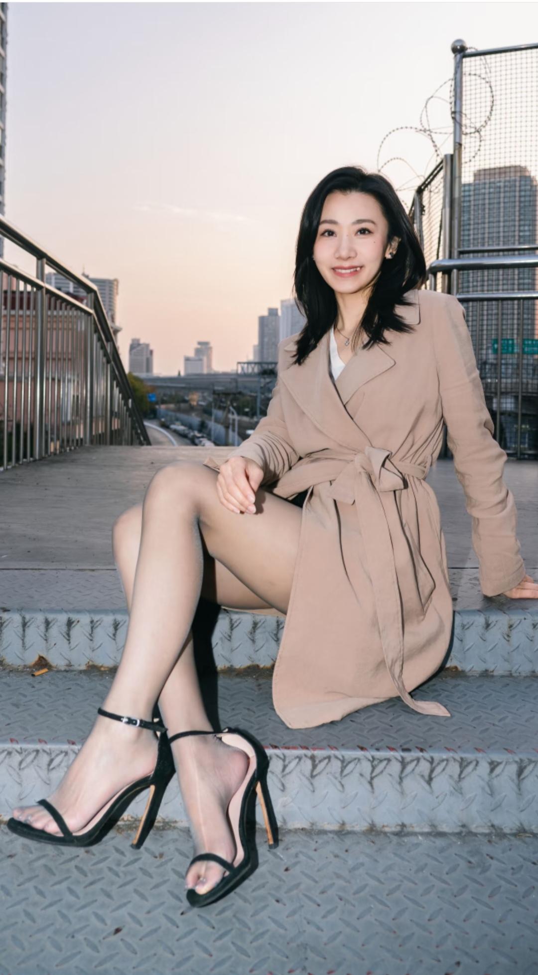 这脚丫子像穿上了丝袜一样的滑嫩。