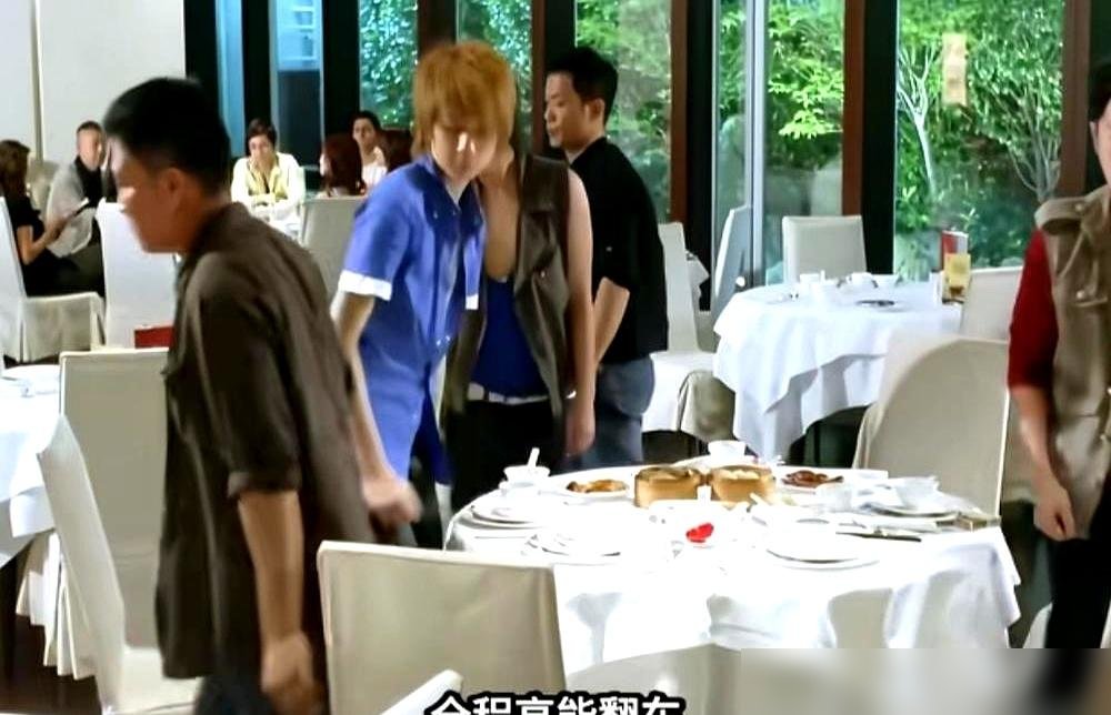 吴镇宇在成都吃兔头，第一口就皱眉头，直接甩了句“营销大于口味”。店家脸都绿了。蹄花汤端上来，他拿筷子