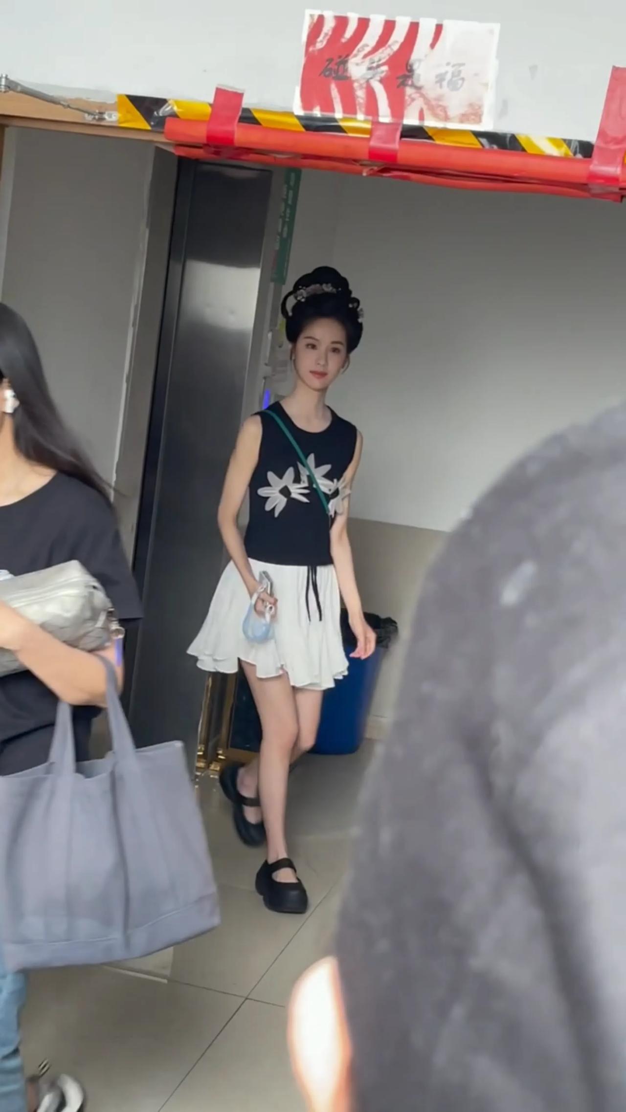 陈都灵路透照，这也太瘦了，除了脸蛋漂亮，身材没有美感了，多吃点啊！