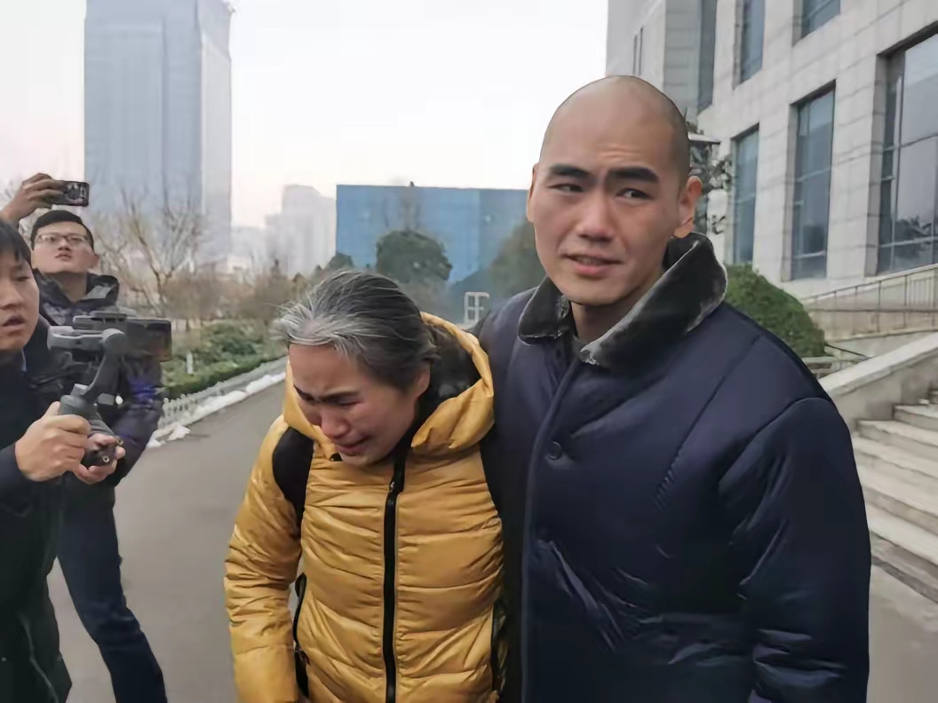 2006年，16岁的张志超因奸杀女同学被判无期，然而，坐牢6年后，他的一句话，却让其母亲瞬间泪奔，之