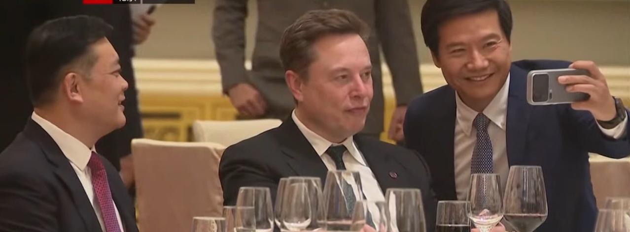 马斯克国宴上太松弛了，坐着就是低头干饭！雷军过来照相，他也不站起来，库克走过来和