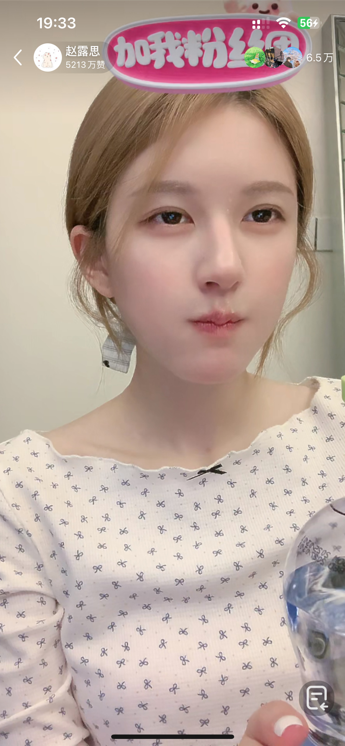 笑死我了用吸管喝水崩脸上了​​​