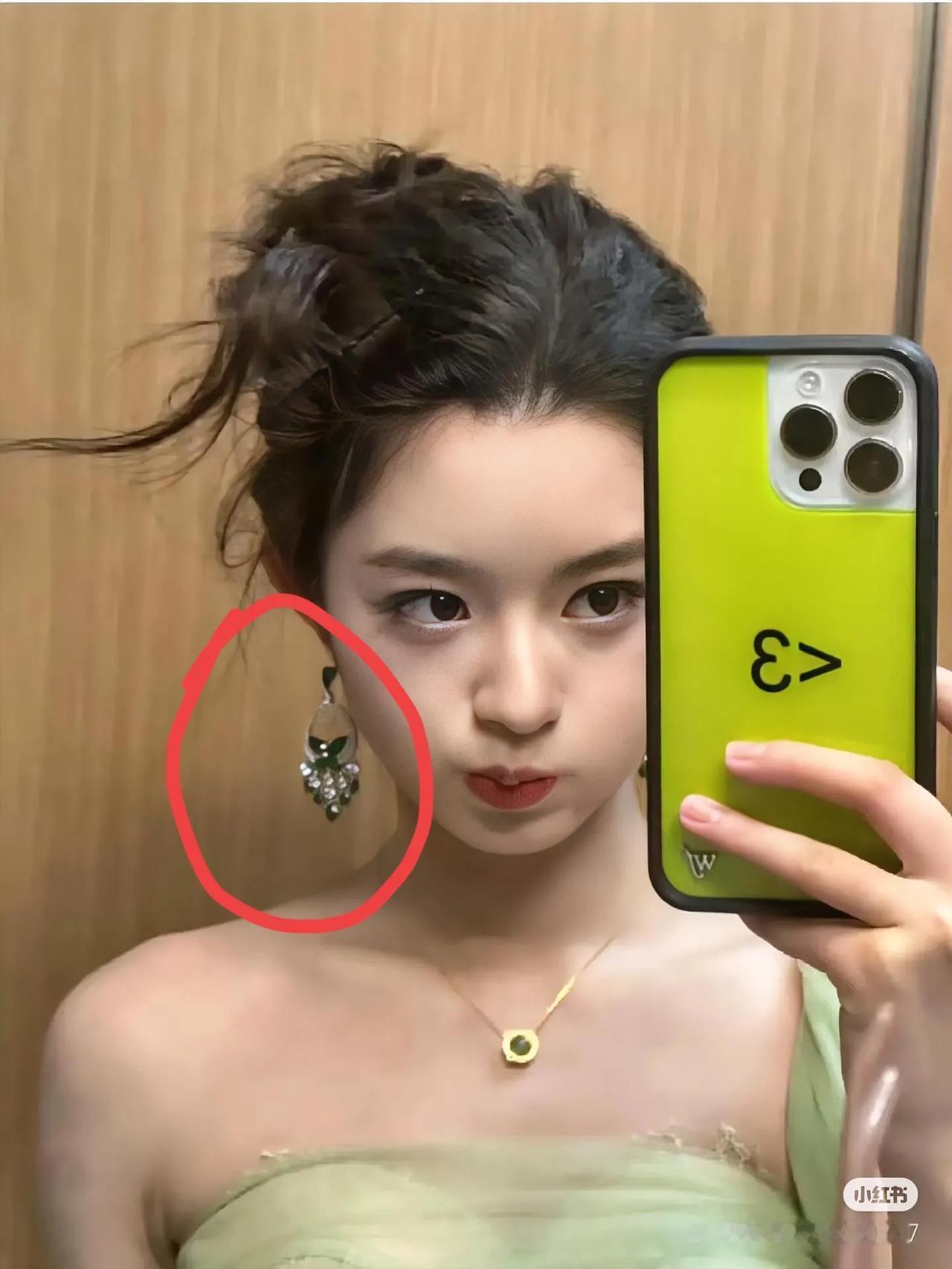 黄杨钿甜的父母，现在后悔的估计大腿都拍断了，不怪自己考了公务员，只怪自己没教
