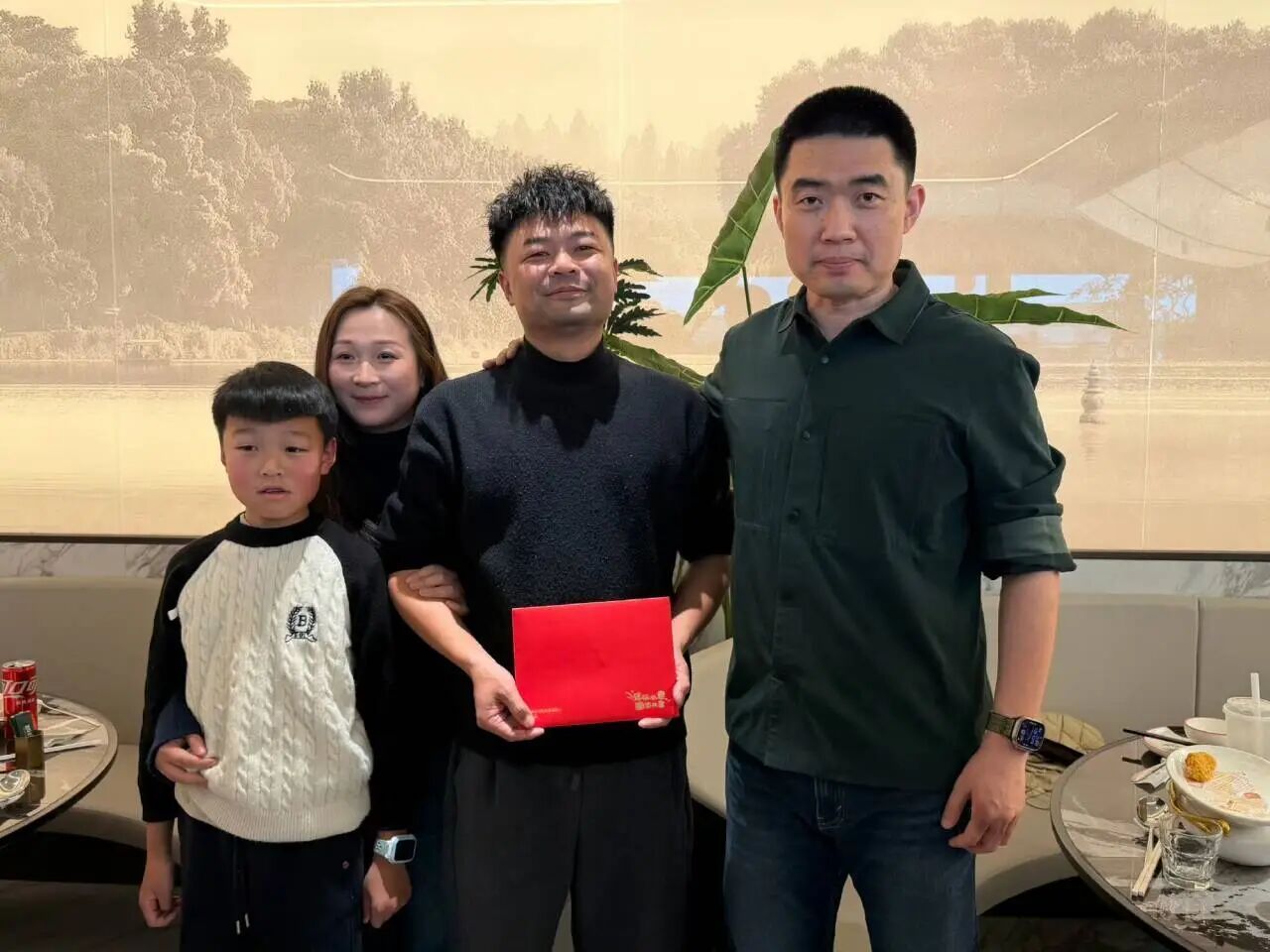 李想到海盐请救人车主吃饭好人有好报，李想邀请救人的车主吃饭。并且还送上了免费置